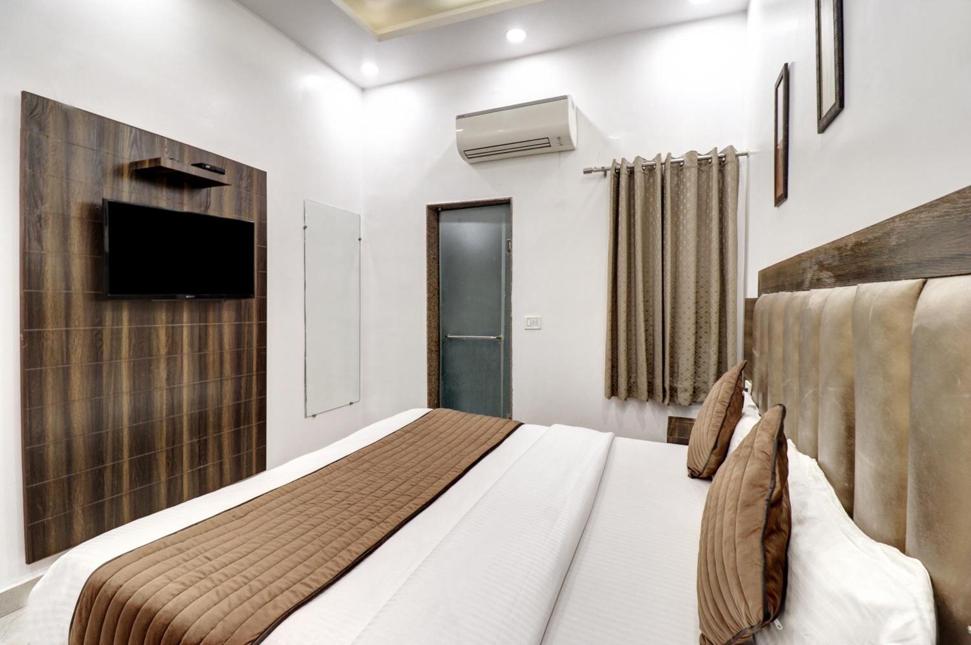 Hotel Emporio Dx - Railway Station - Paharganj 3*